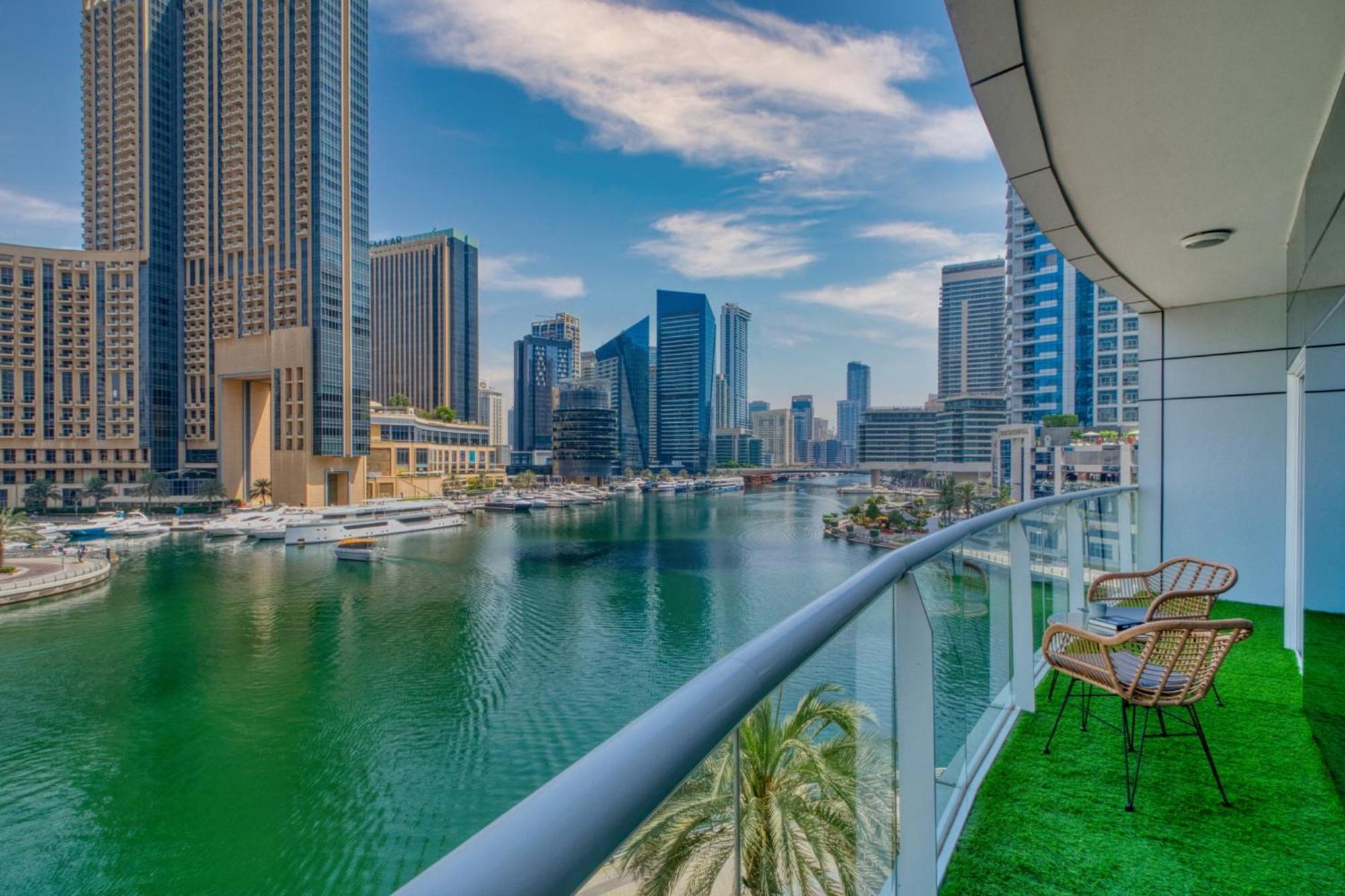 Vibrant Waterfront Duplex In Marina Apartment *