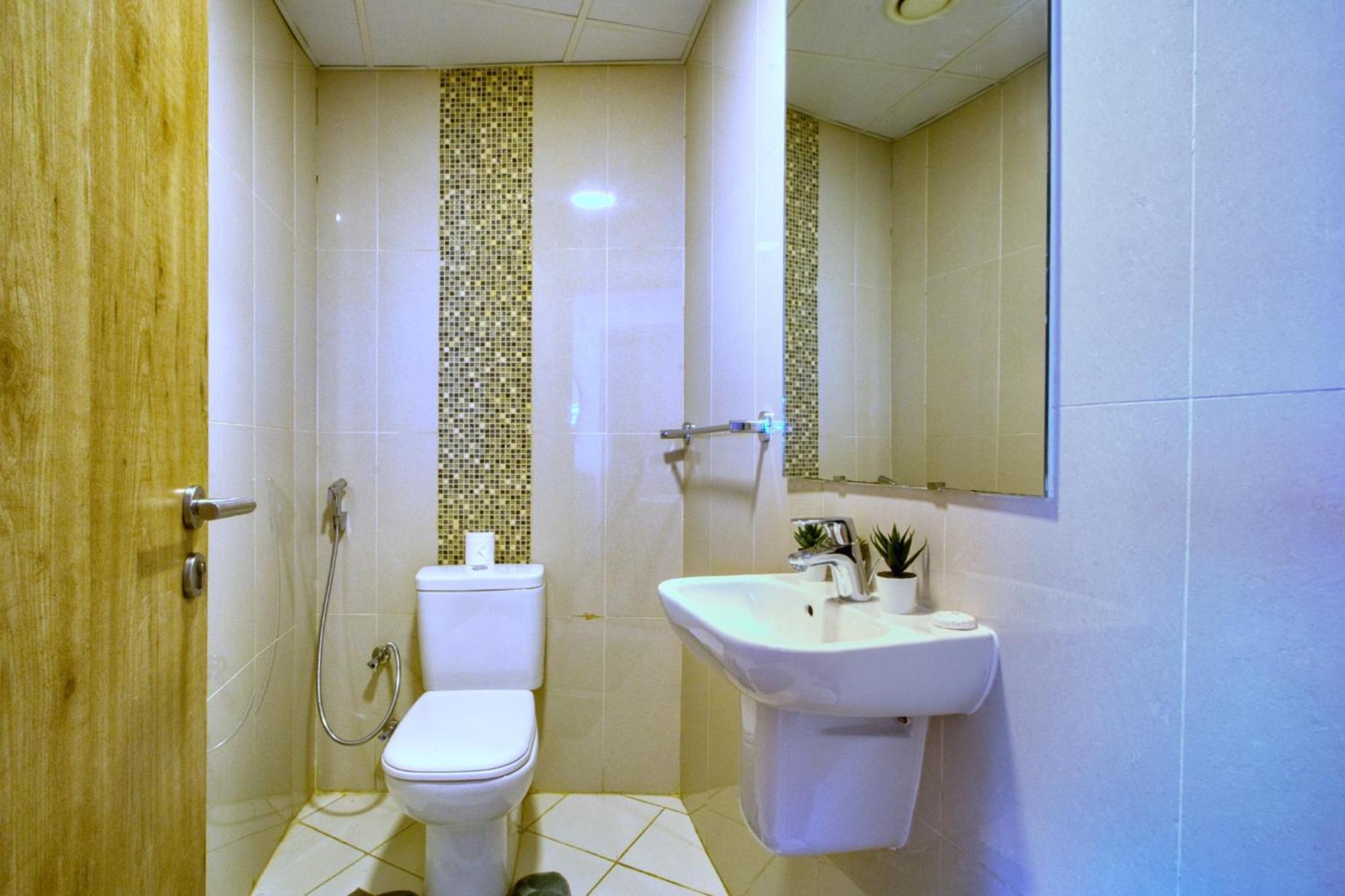 Vibrant Waterfront Duplex In Marina Apartment *