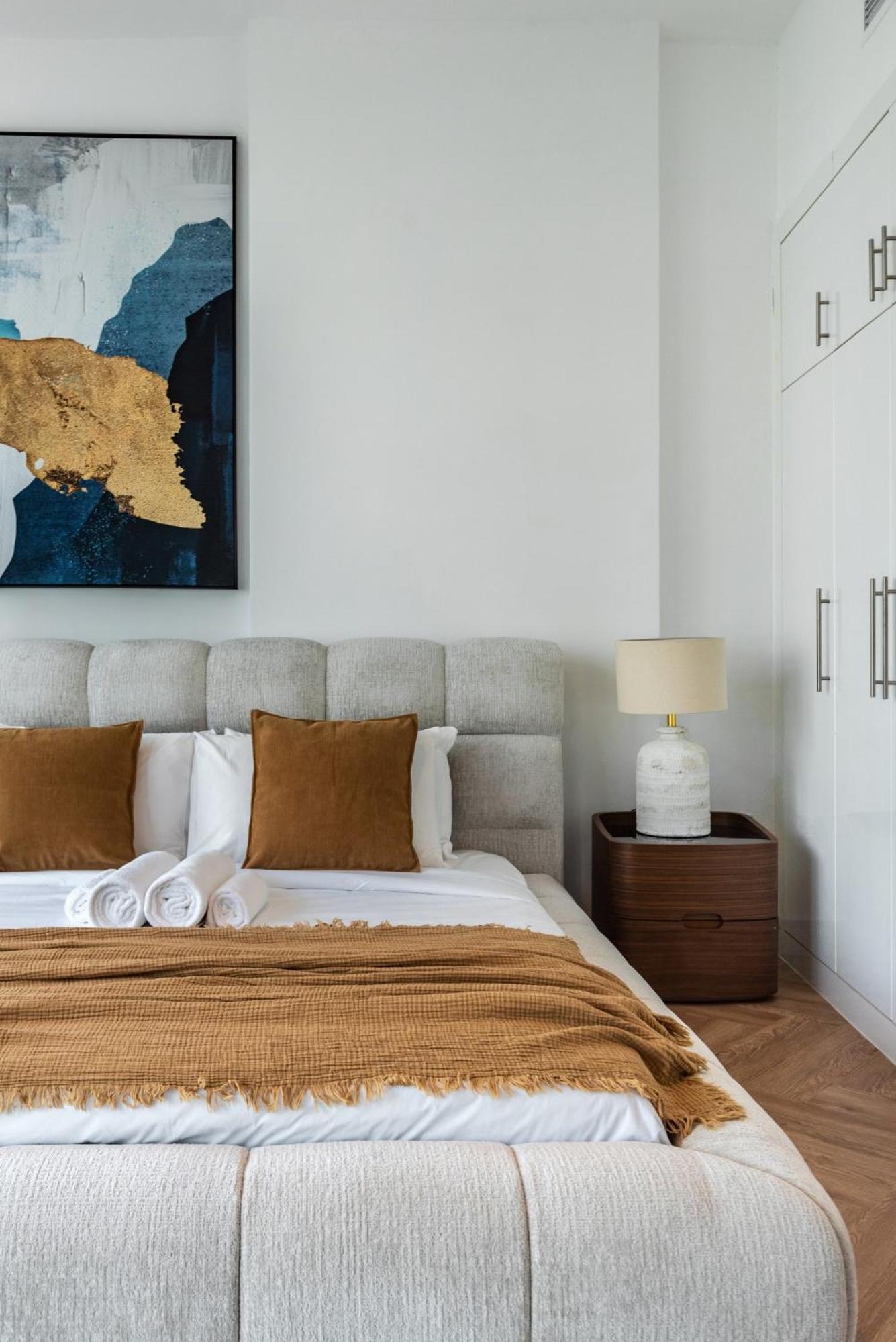 Vibrant Waterfront Duplex In Marina *