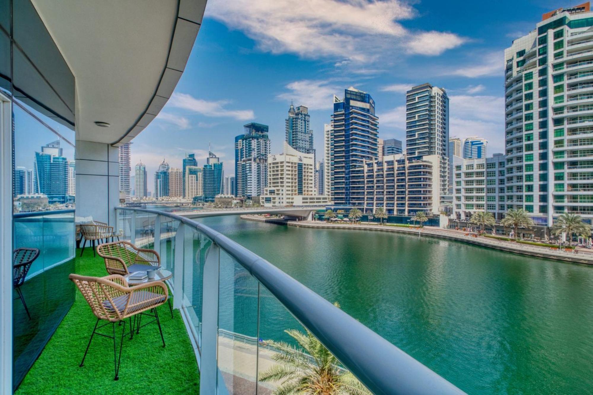 Vibrant Waterfront Duplex In Marina *