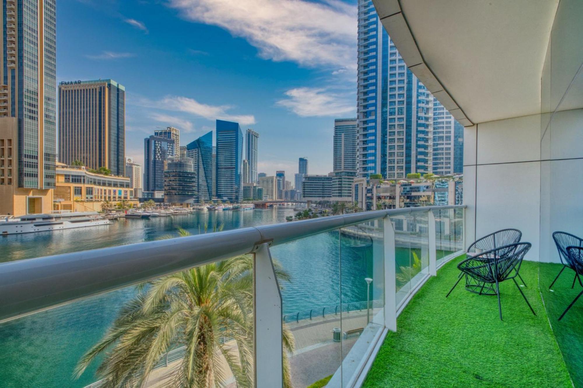 Vibrant Waterfront Duplex In Marina Apartment