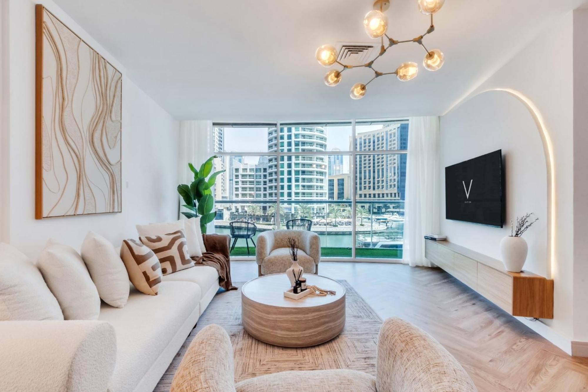 Vibrant Waterfront Duplex In Marina Apartment