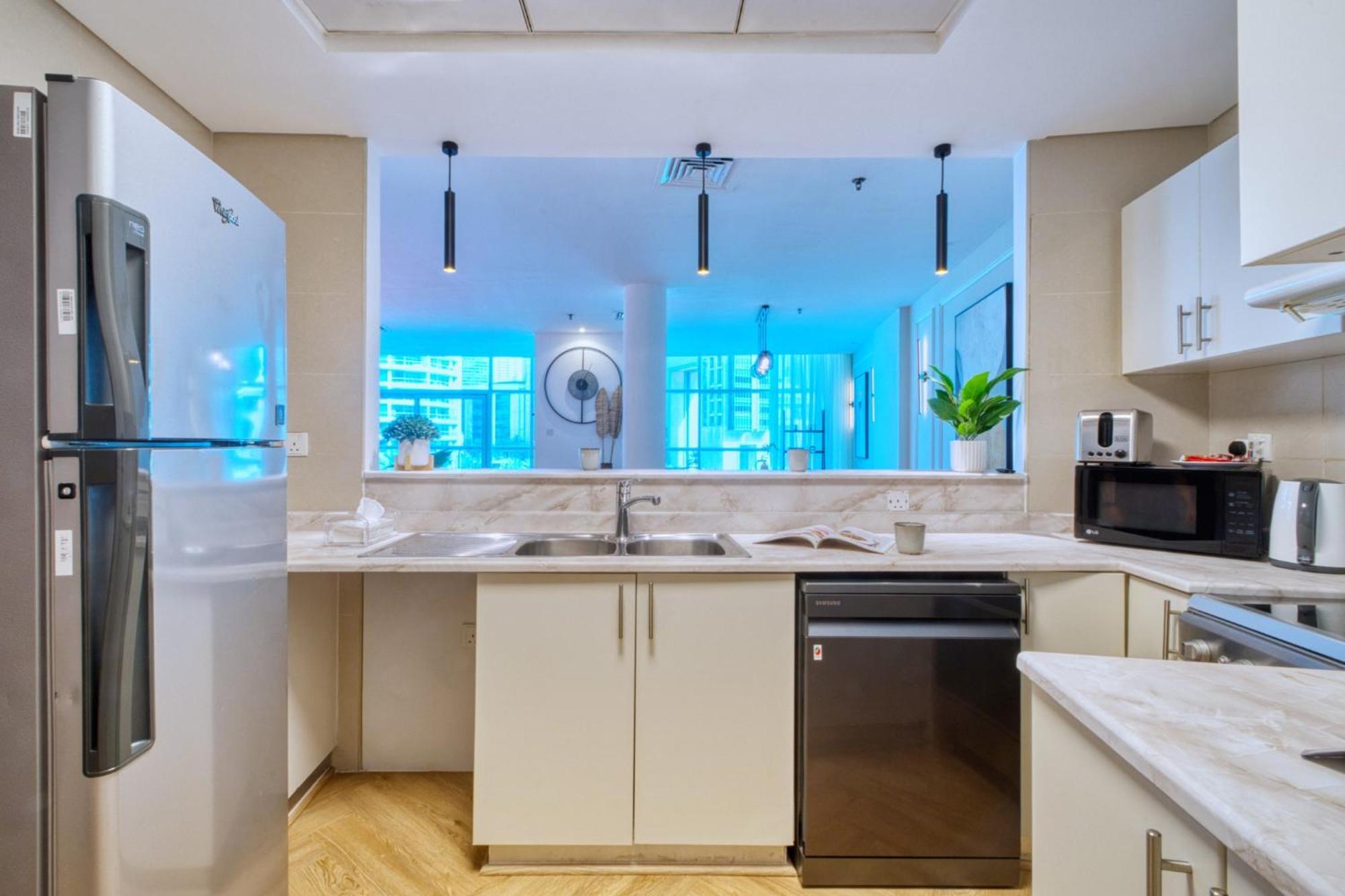 Vibrant Waterfront Duplex In Marina Apartment