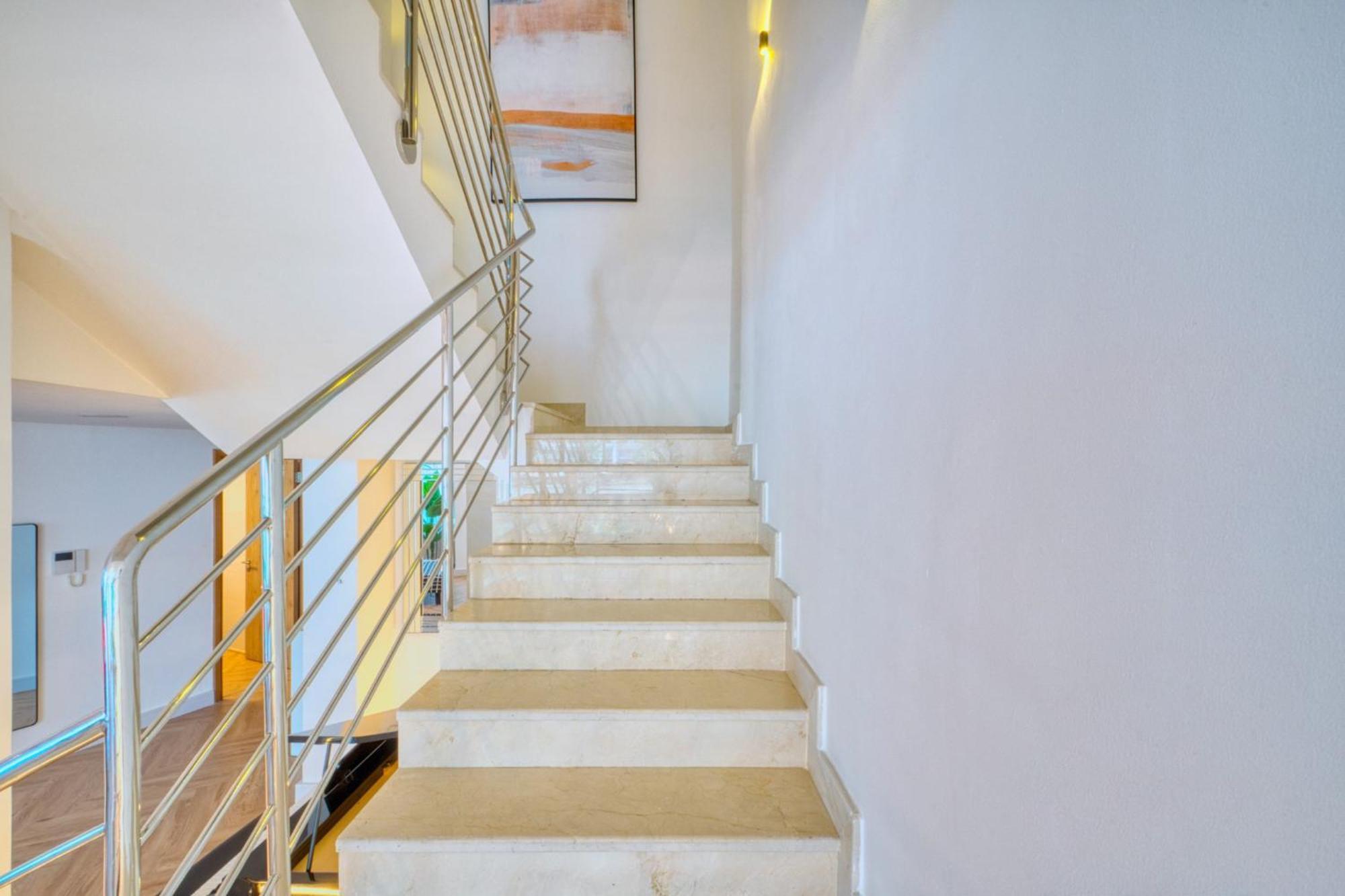 Vibrant Waterfront Duplex In Marina