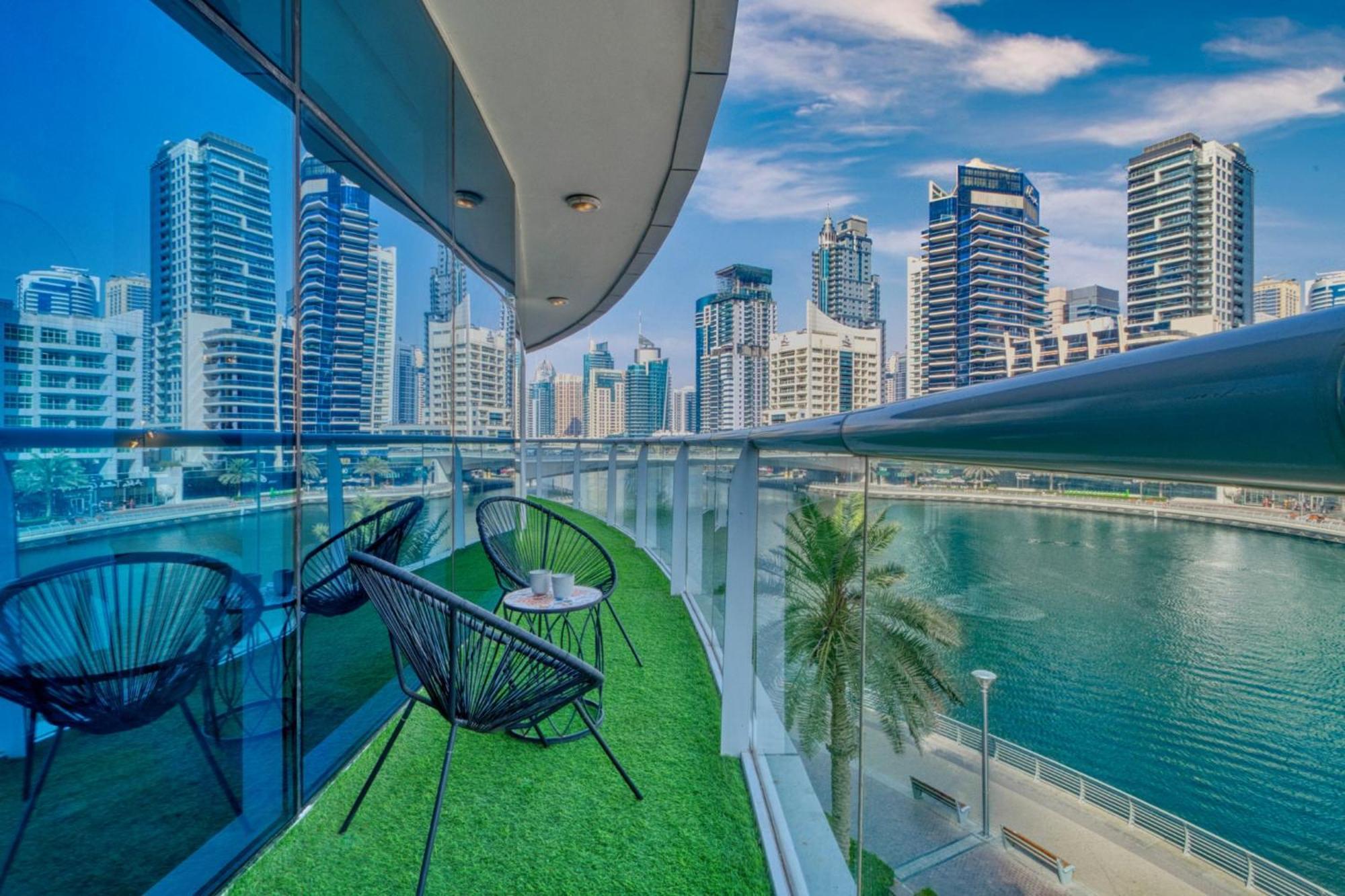 Vibrant Waterfront Duplex In Marina Apartment